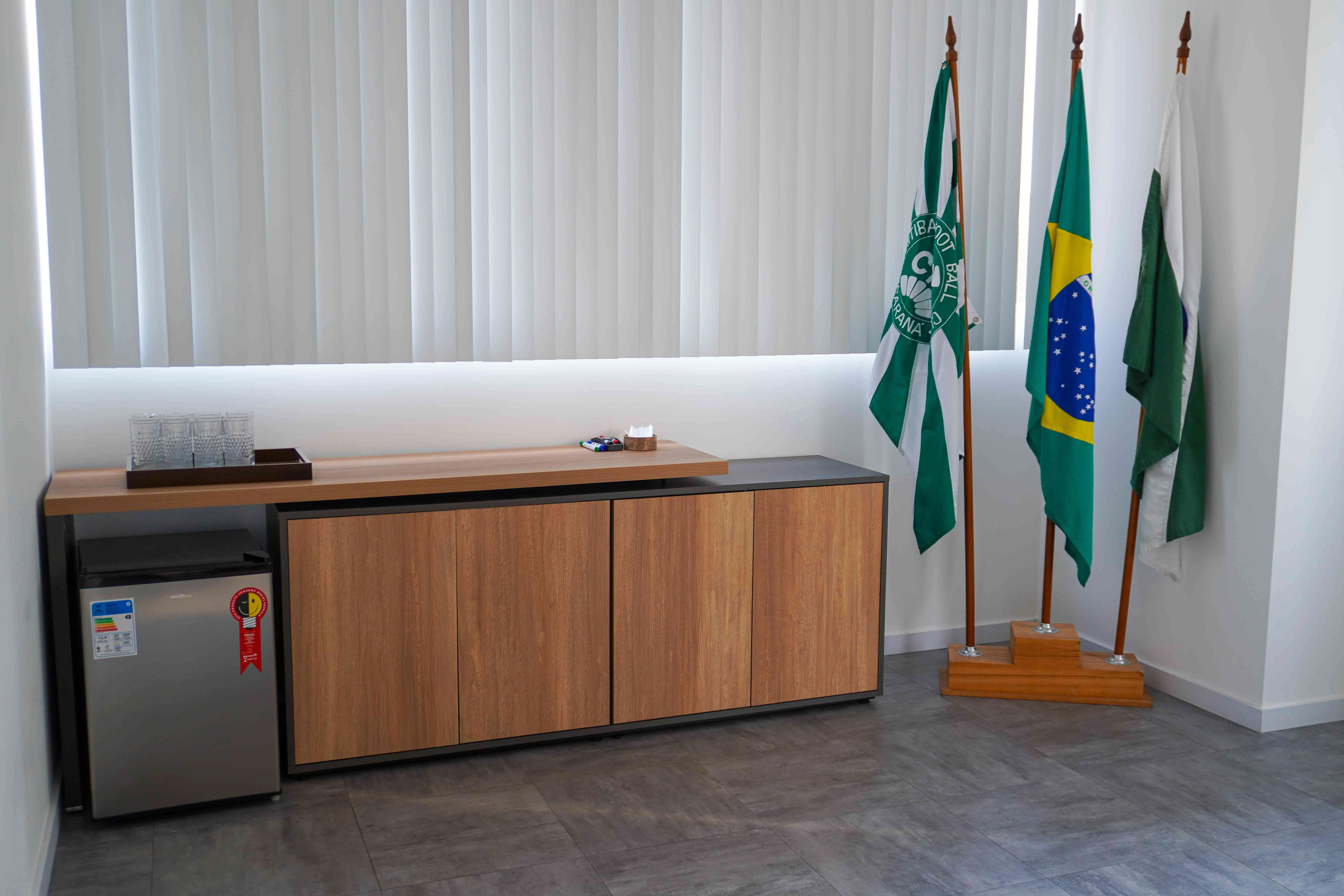 Armário 4 portas com aparador para frigobar