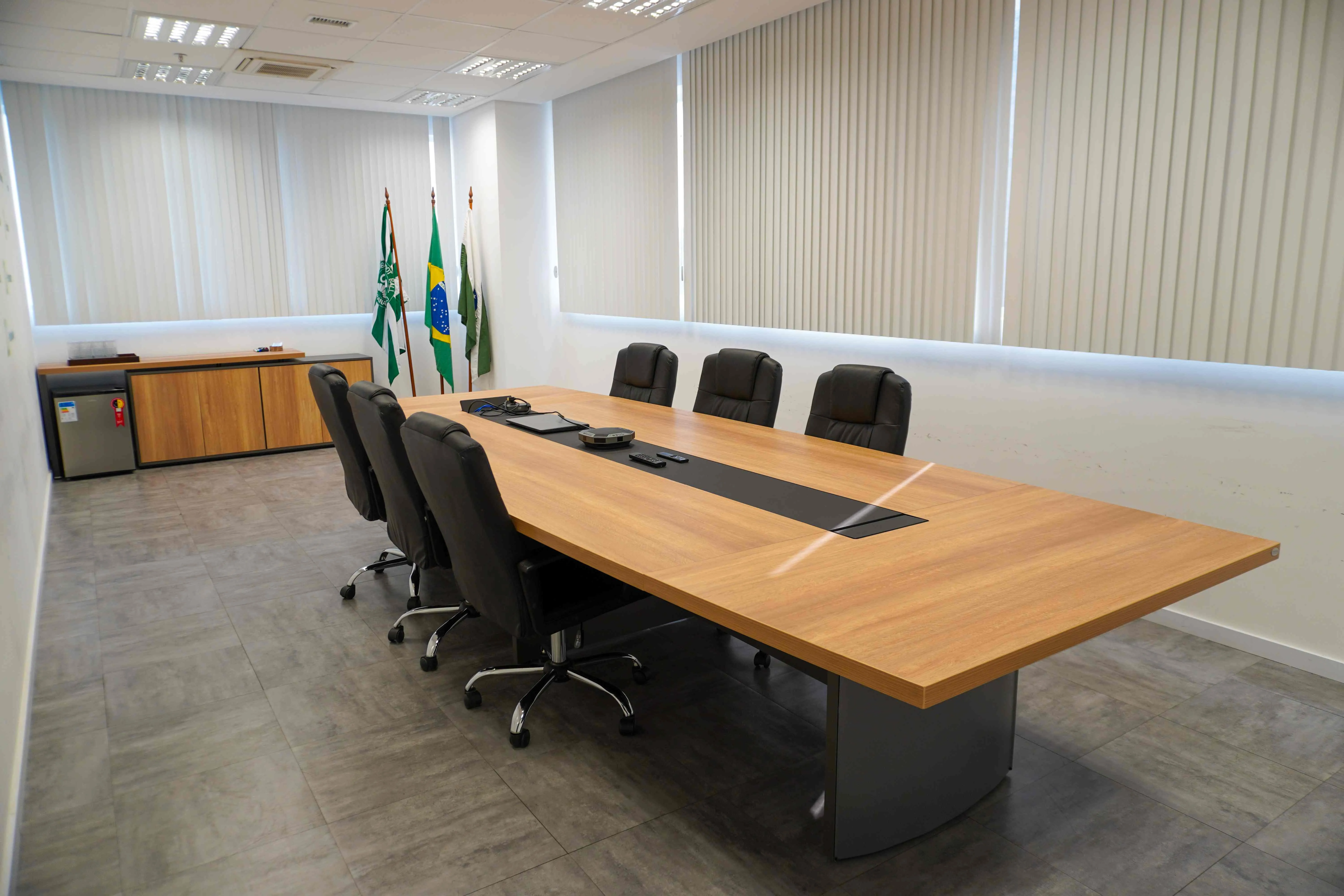 Mesa de reunião semi oval executiva Harvard